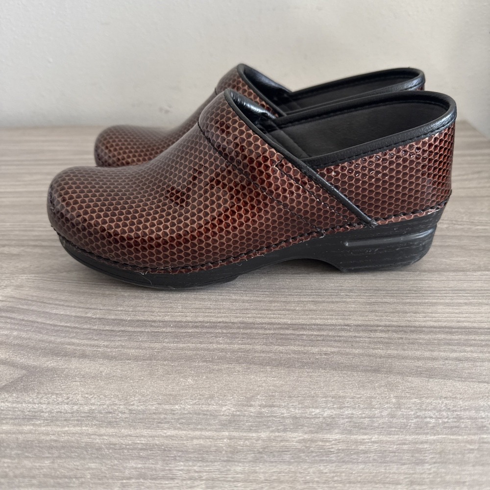 Dansko XP Size‎ 38 7.5-8 Ruby Anaconda Copper Patent Leather Professional Clogs